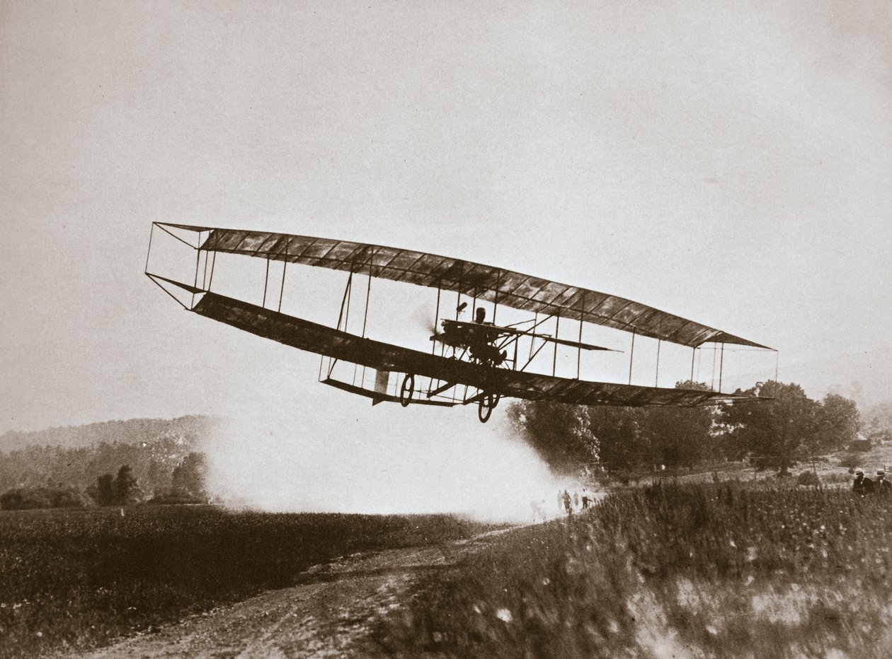 Americký letec Glenn Curtiss uskutečnil první let těžší než vzduch ve svém „červnovém brouku“ v roce 1908 od Edwin Levick