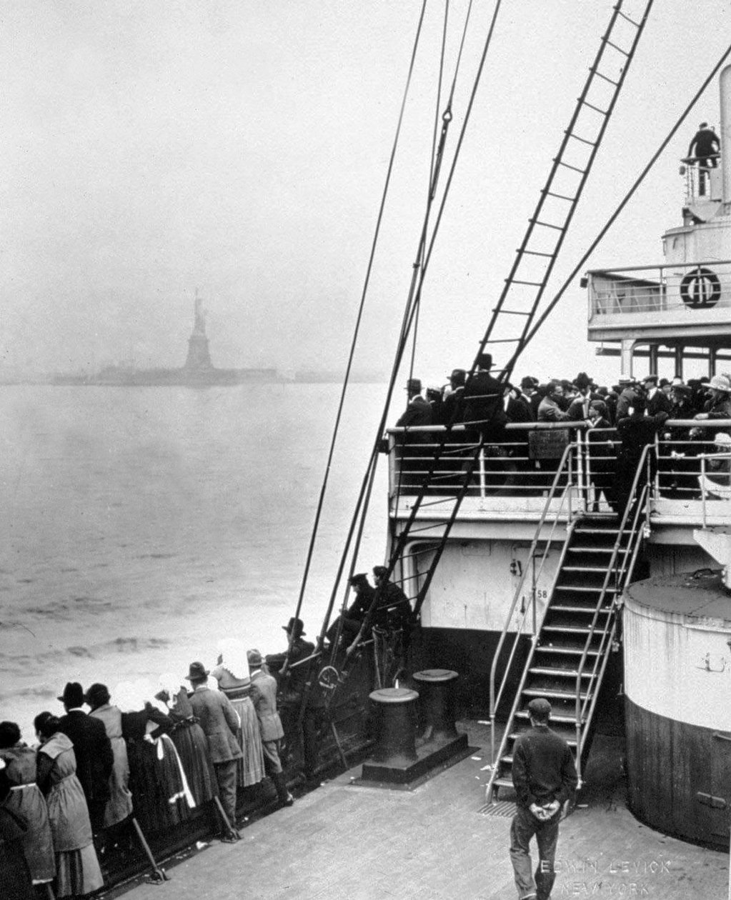 Příjezd imigrantů na Ellis Island, New York, foto Edwin Levick, c. 1905 od Edwin Levick