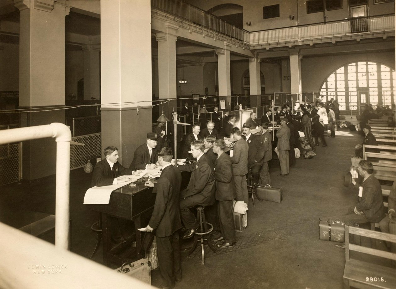 Registrace přistěhovalců v Main Hall, U. S. Immigration Station, 1902-10 od Edwin Levick