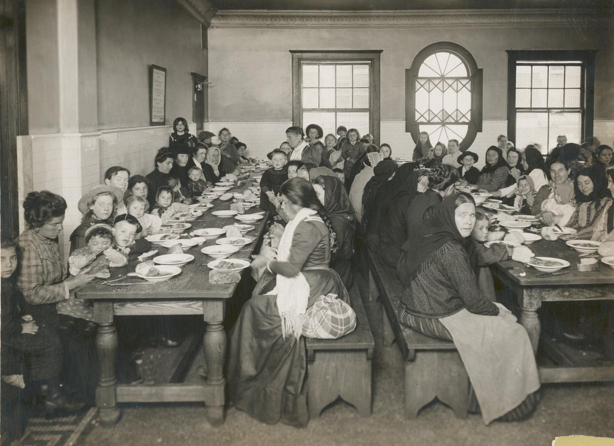 Imigranti podávali jídlo zdarma na Ellis Island, kolem roku 1906 (černobílá fotografie) od Edwin Levick
