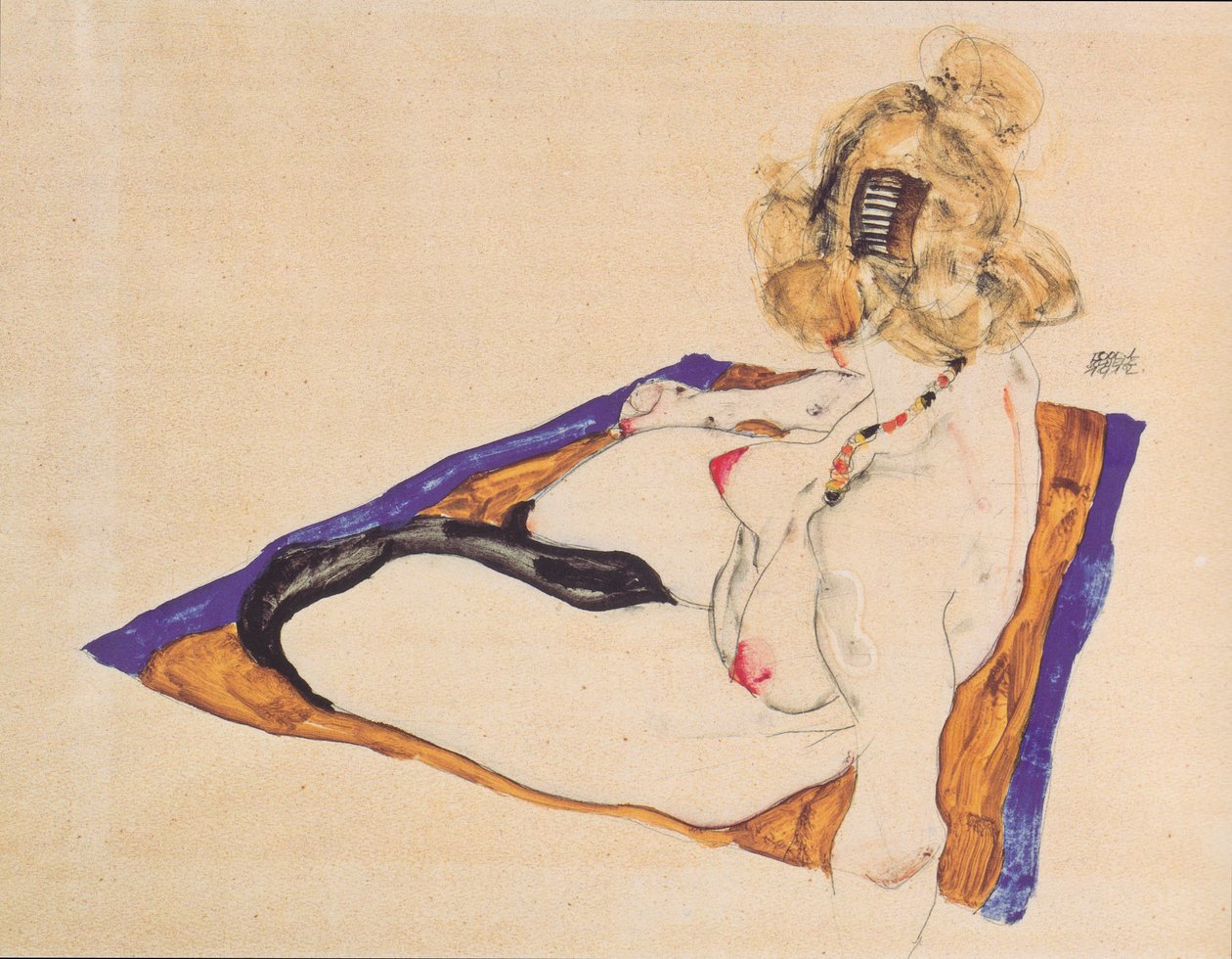 Blond nahý model sedící na hnědé látce od Egon Schiele