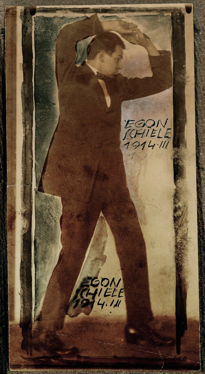 Egon Schiele se zdviženýma rukama ... (foto) od Egon Schiele