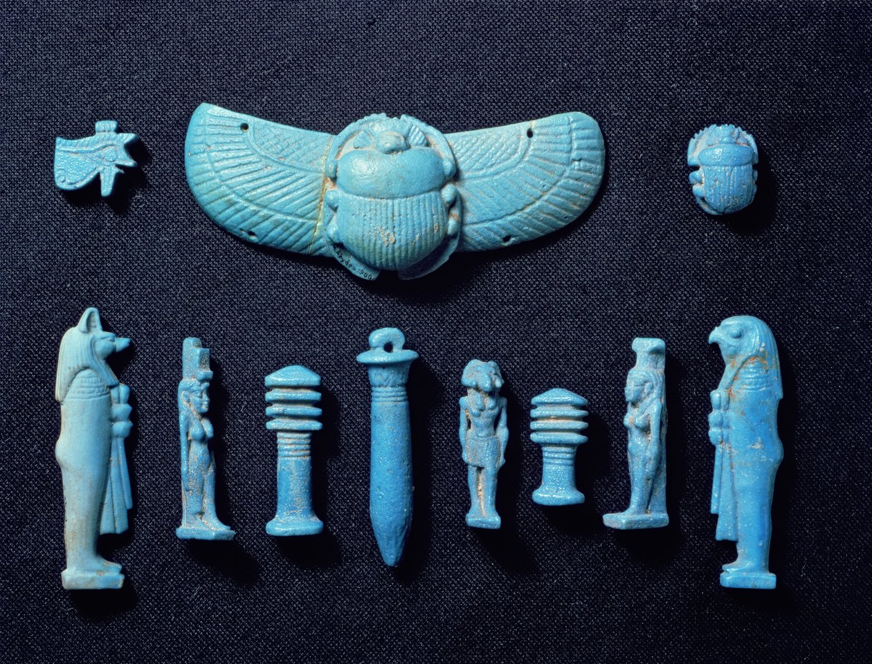 Egyptské amulety, z Abydosu, pravděpodobně 18. dynastie, Nová říše, cca 1555-1337 př.nl (fajánsová modře glazovaná keramika) od Egyptian
