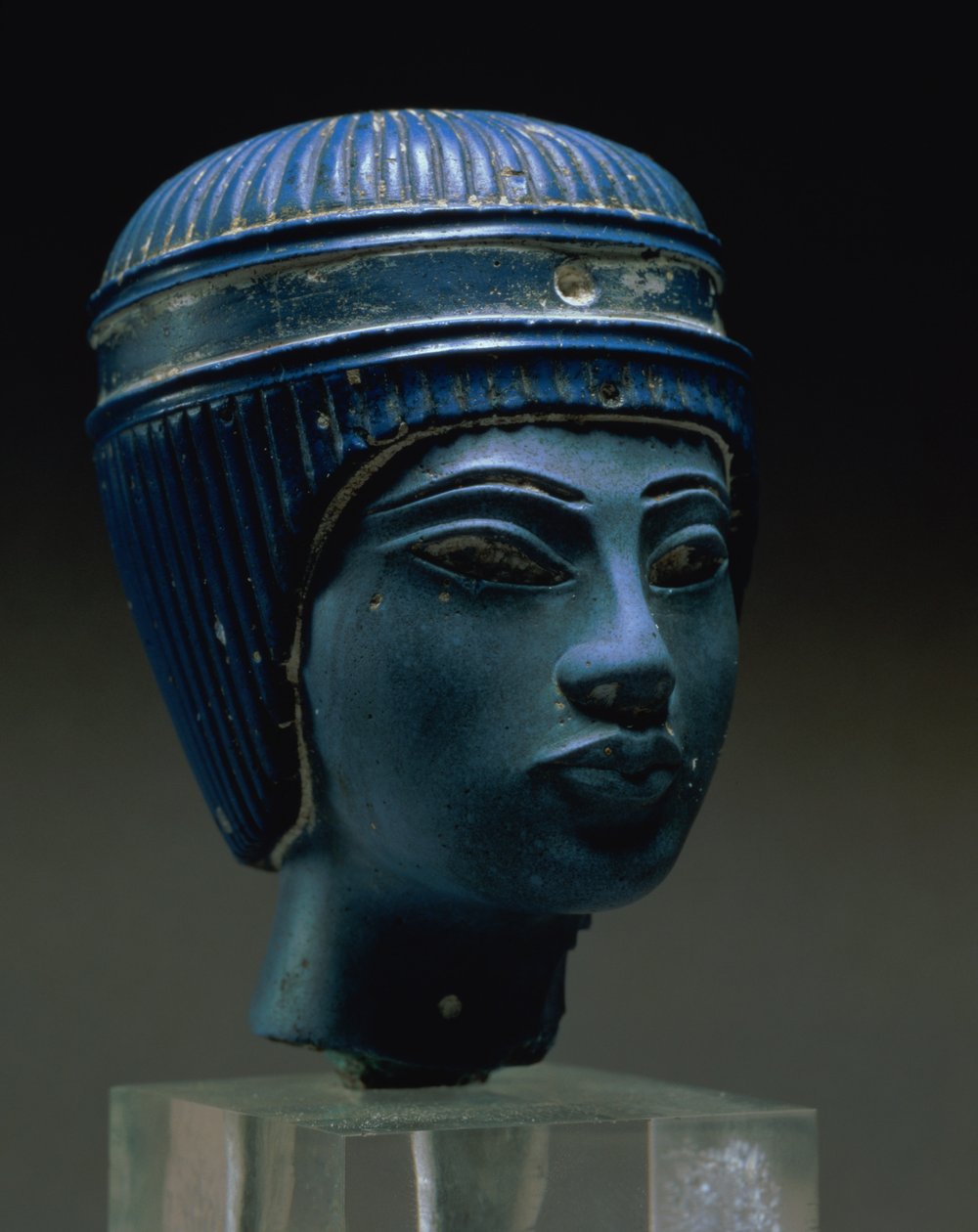 Falešná královská hlava, původně považována za Tutanchamona (lisované sklo) (viz také 154086) od Egyptian
