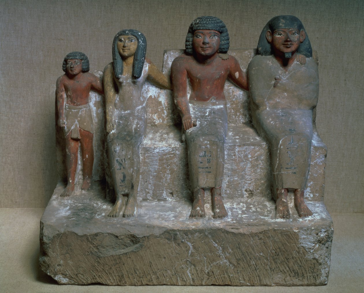 Soška rodinné skupiny (pigment na křídě) od Egyptian