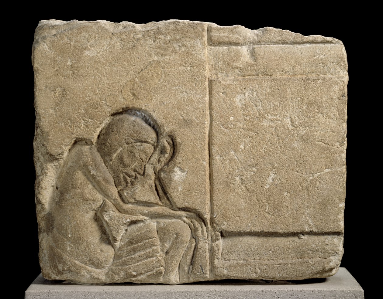 Vápencový fragment vytesaný v zahloubeném reliéfu, který zobrazuje ospalého sluhu v palácovém vápenci od Egyptian 18th Dynasty