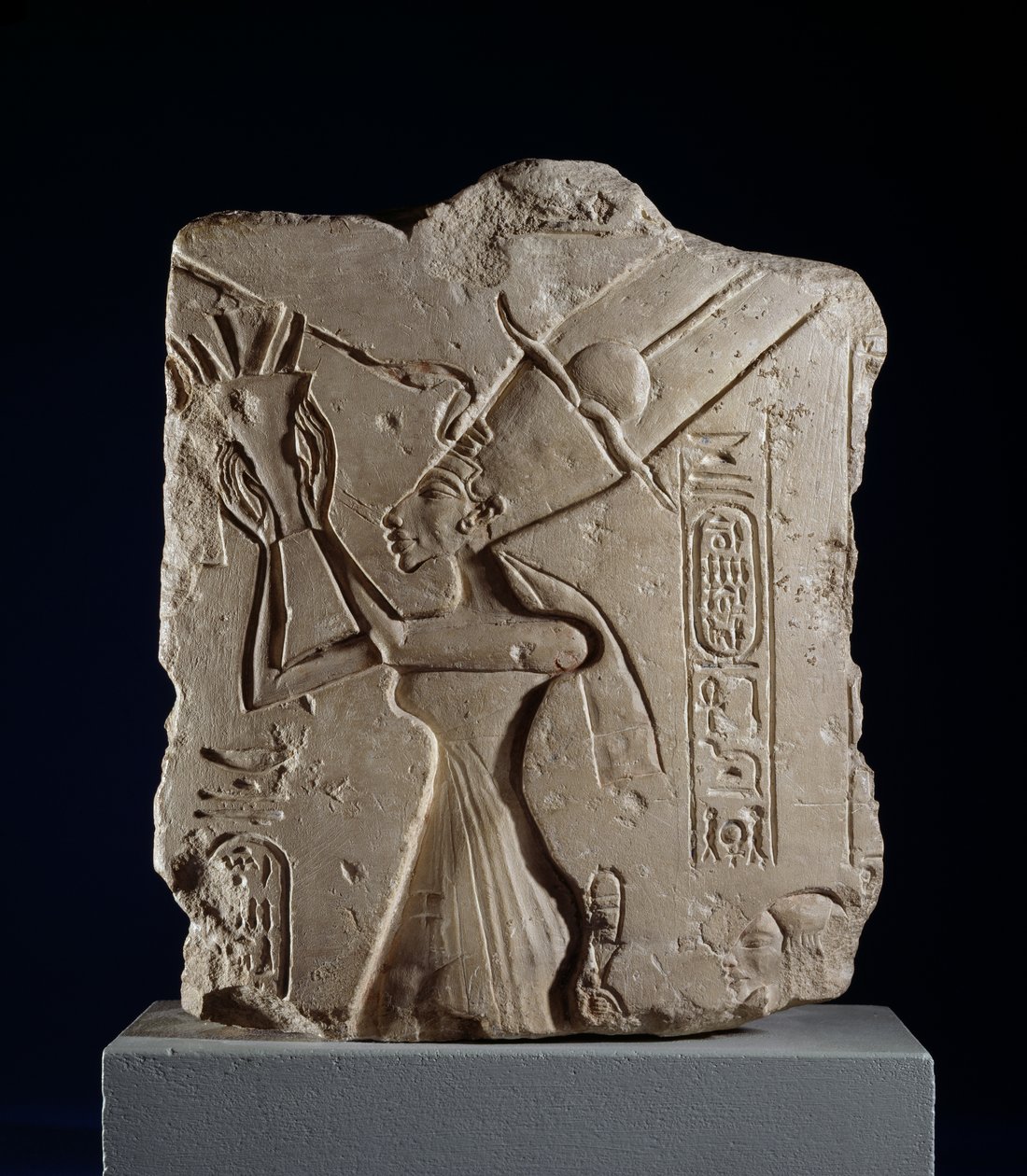 Sloupový reliéfní fragment zobrazující královnu Nefertiti, Nová říše (vápenec) od Egyptian 18th Dynasty