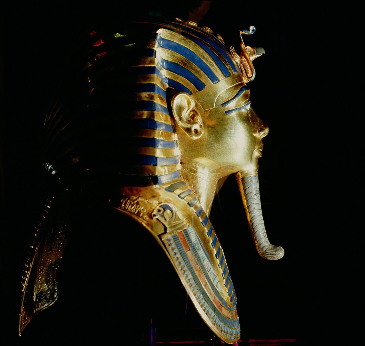Zlatá maska Tutanchamona, z hrobky Tutanchamona, (asi 1370-1352 př.nl) Nová říše (zlato vykládané lapis lazuli) od Egyptian 18th Dynasty