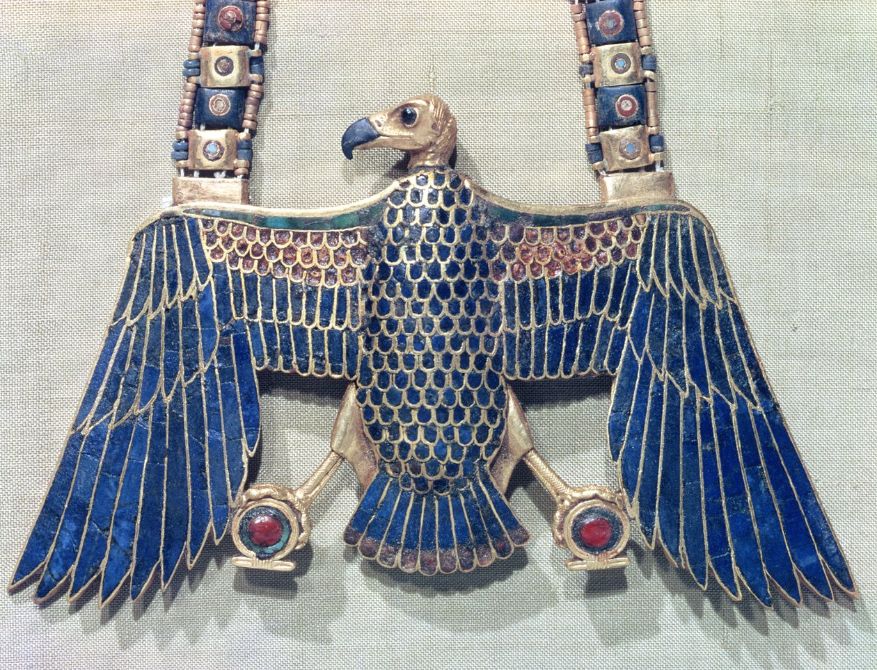 Náhrdelník s přívěskem supa, z hrobky Tutanchamona (asi 1370-52 př. n. l.) Nová říše (zlato poseté lapis lazuli a kornelianem) od Egyptian 18th Dynasty