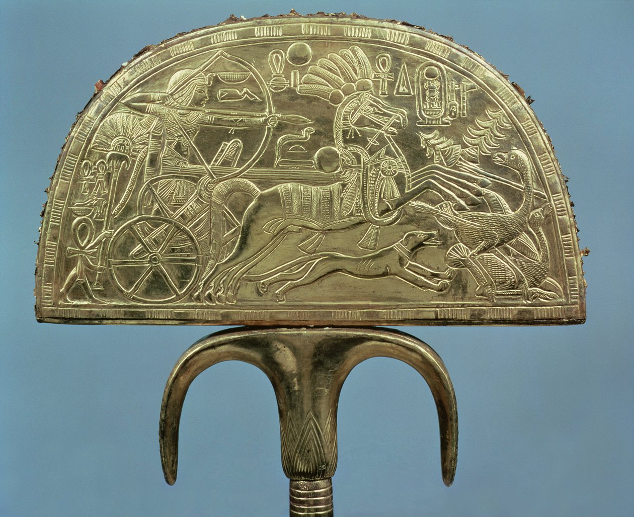Vějíř z pštrosího peří z Tutanchamonovy hrobky (asi 1370-1352 př. n. l.) Nová říše (dřevo pokryté plátovým zlatem) (viz také 227989) od Egyptian 18th Dynasty