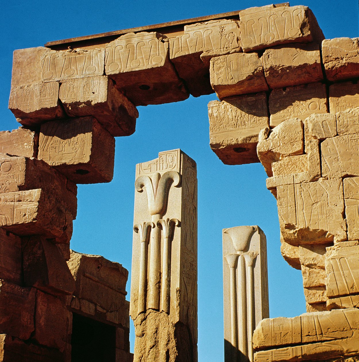 Sloupy zdobené stylizovanými rostlinami lotosu a papyru z komplexu Velkého Amonova chrámu, Nová říše od Egyptian 18th Dynasty