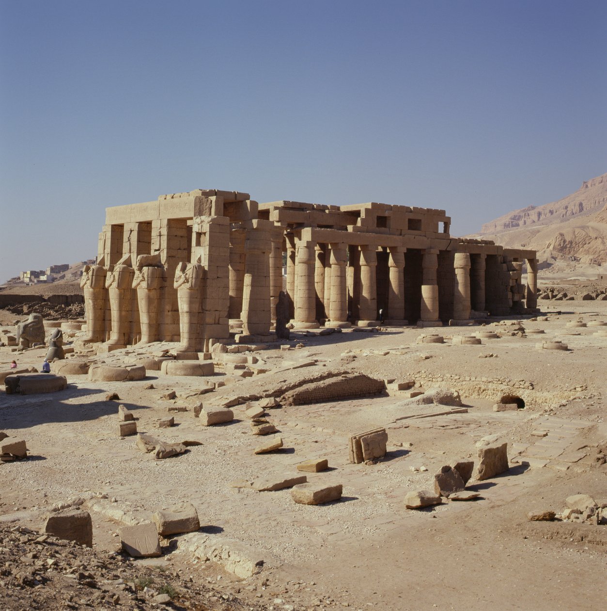Osiridské postavy Ramesse II. (1279-1213 př. n. l.) lemující zdi Druhého dvora, Nová říše, od Egyptian 19th Dynasty