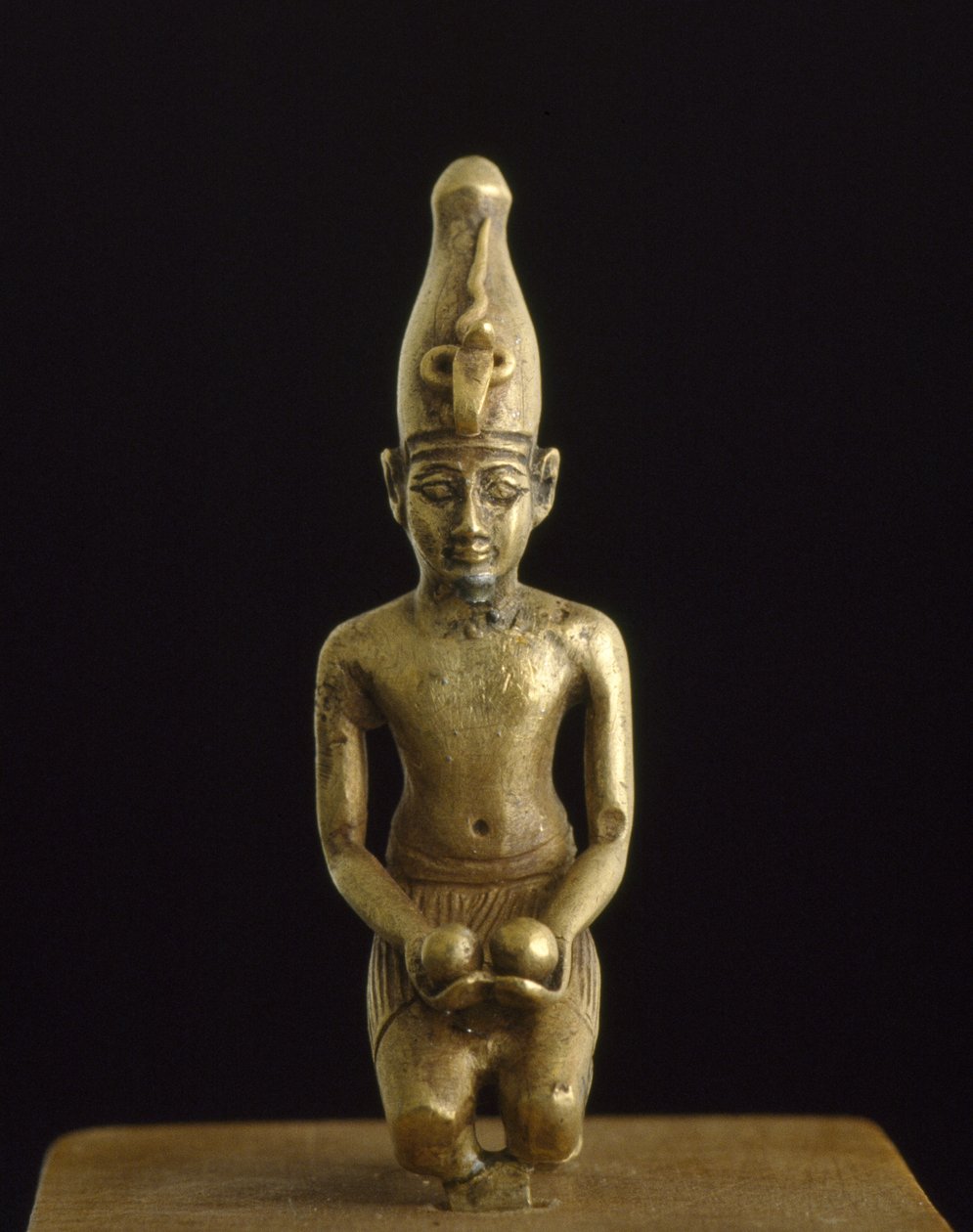 Soška krále s bílou korunou, který podává dvě mísy na víno z litého elektra od Egyptian 19th Dynasty