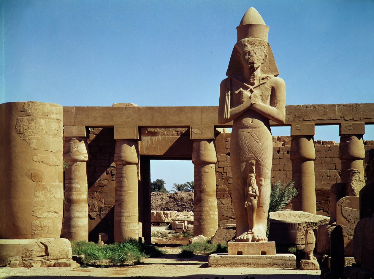 Kolos Ramesse II: stojící socha krále s jeho dcerou Benta anta před nohama, z Velkého Amonova chrámu, Nová říše, cca 1320-1200 př.nl od Egyptian 19th Dynasty