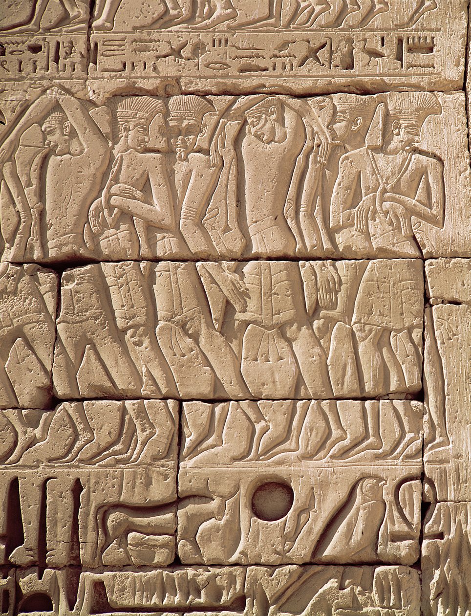 Pelištejští zajatci jsou odváděni pryč z Chrámu Ramesse III. (asi 1184-1153 př. n. l.) Nová říše (pískovec) od Egyptian 20th Dynasty