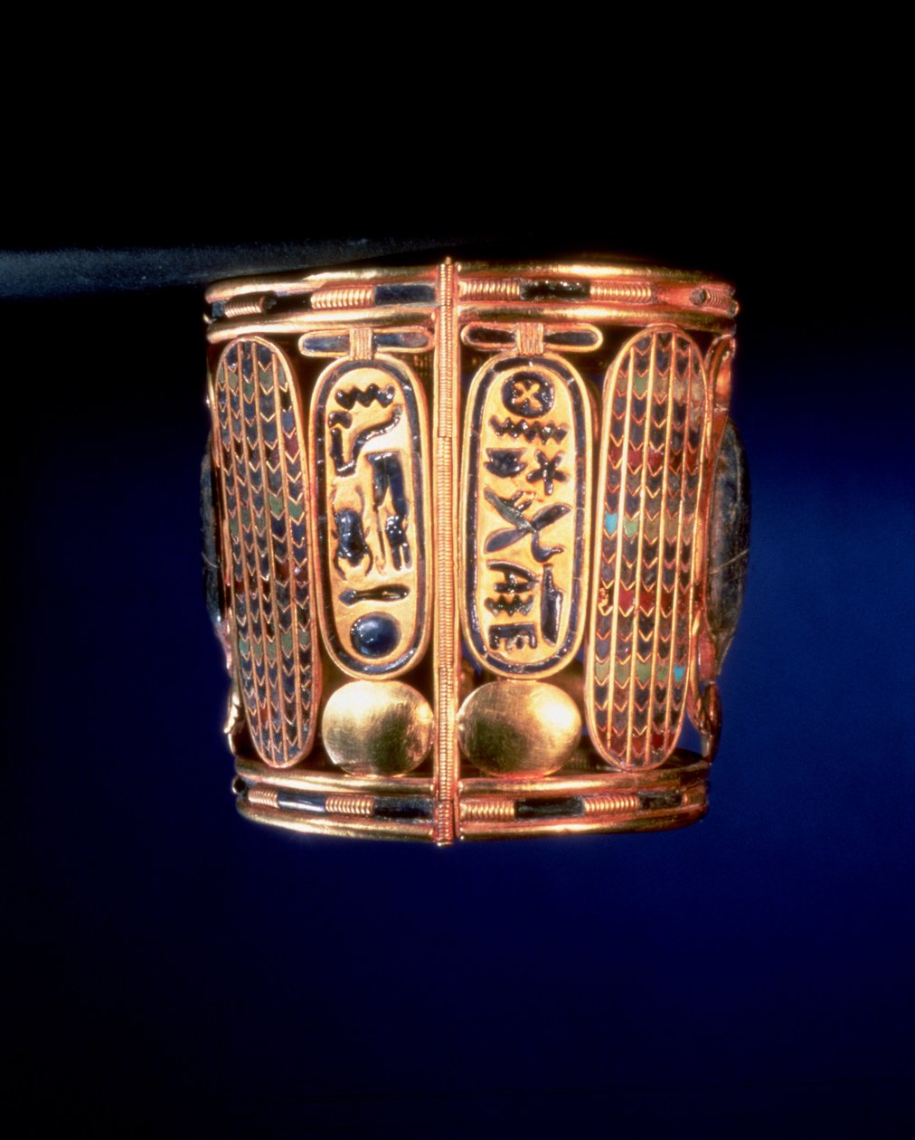 Náramek s kartuší Psusennes I (asi 1039-991 př.nl) nalezený na pažích krále Amenemope v Tanis, třetí přechodné období (zlato vykládané polodrahokamy) od Egyptian 21st Dynasty