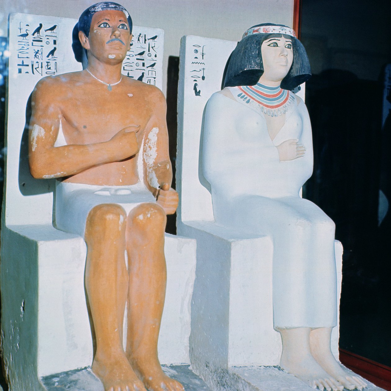 Rahotep a jeho manželka Nofret z Meydumu, kolem roku 2620 př. n. l. (malovaný vápenec) od Egyptian 4th Dynasty