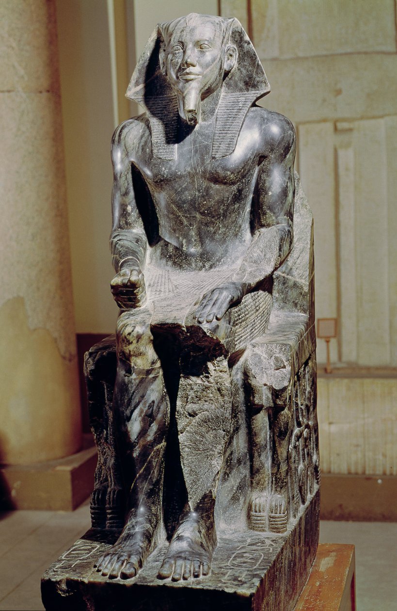 Socha Khafre (2520-2494 př.nl) trůnící z údolního chrámu Khafreovy pyramidy v Gíze, Stará říše, cca 2540-2505 př.nl (diorit) (viz také 68319) od Egyptian 4th Dynasty