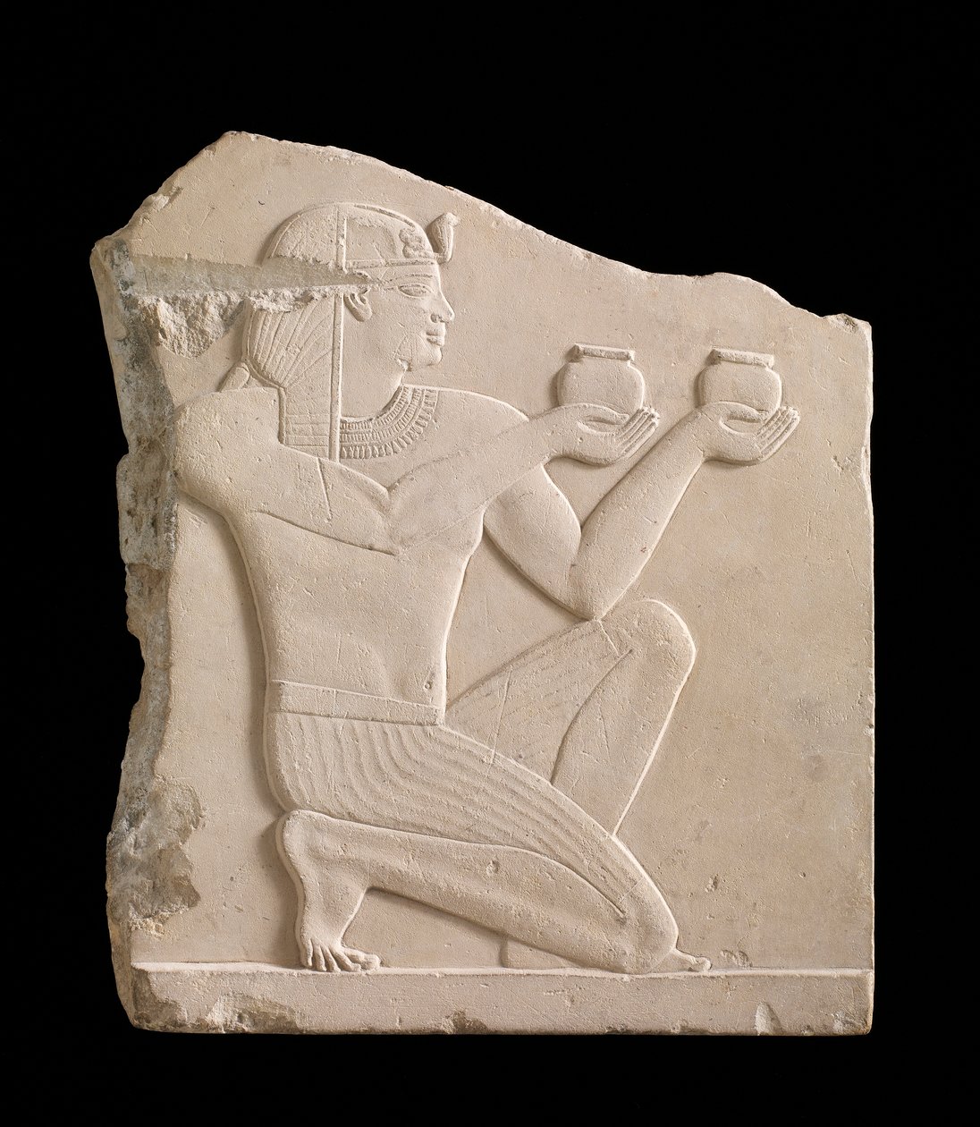 Plaketa zobrazující krále nabízejícího víno, období Ptolemaiovců, 305–30 př. n. l. měkký vápenec od Egyptian Ptolemaic Period