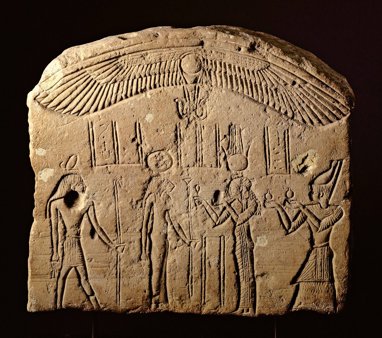 Basreliéfní stéla s obětním výjevem, faraon s bohyní Sekhmet a bohem Hekou, cca 200-100 př.nl (vápenec) od Egyptian Ptolemaic Period