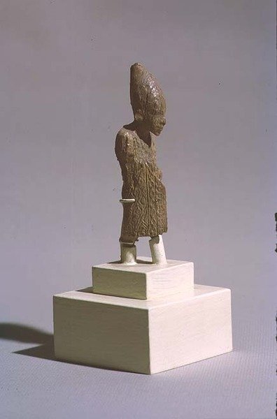 Postava krále s bílou korunou Horního Egypta a pláštěm Sed-festivalu, z chrámu Osiris, Abydos, rané dynastické období, asi 3000 př.nl (viz také 23814) od Egyptian