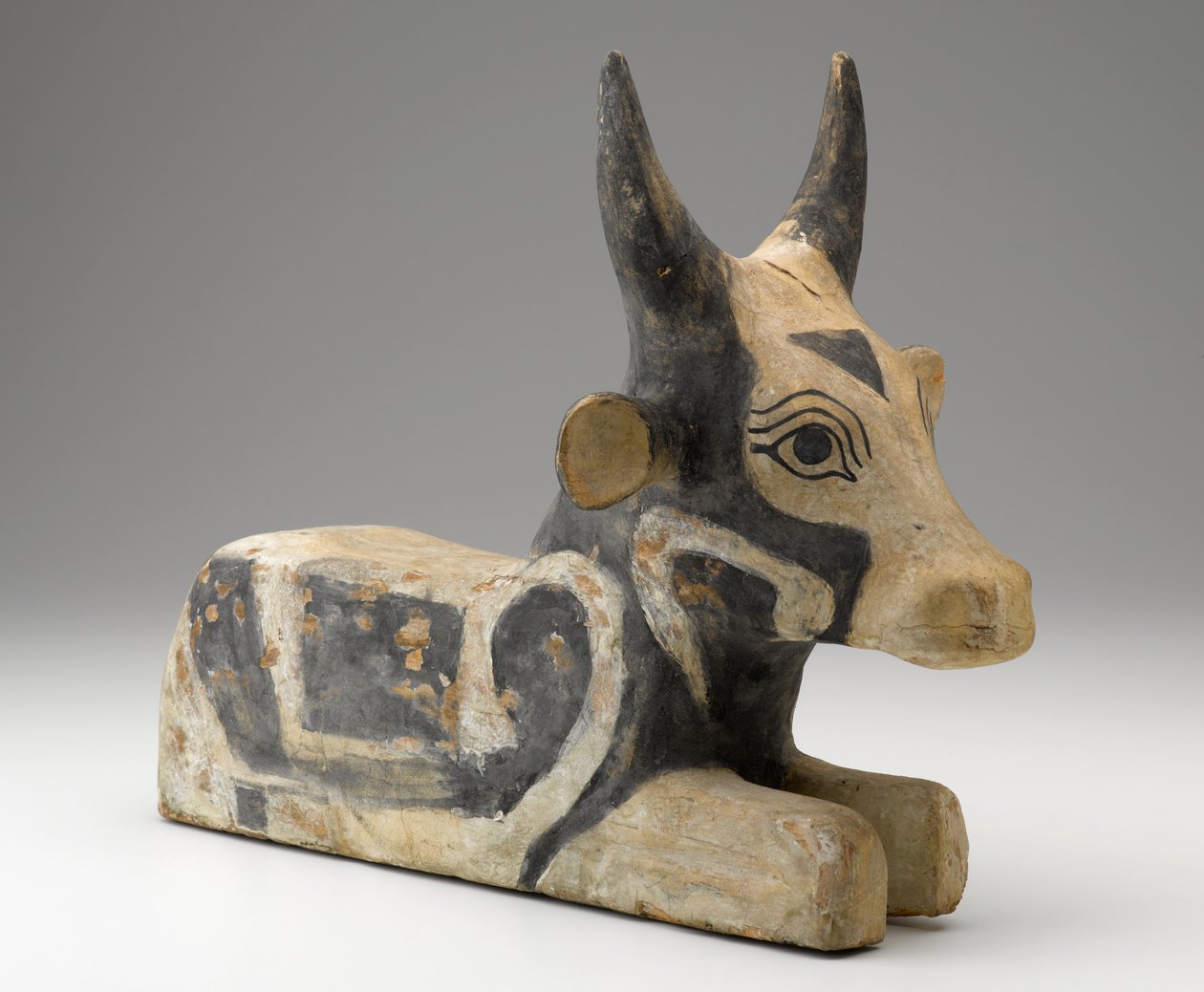 Ležící býk, 305-30 př.nl (dřevo s gessem a barvou) od Egyptian