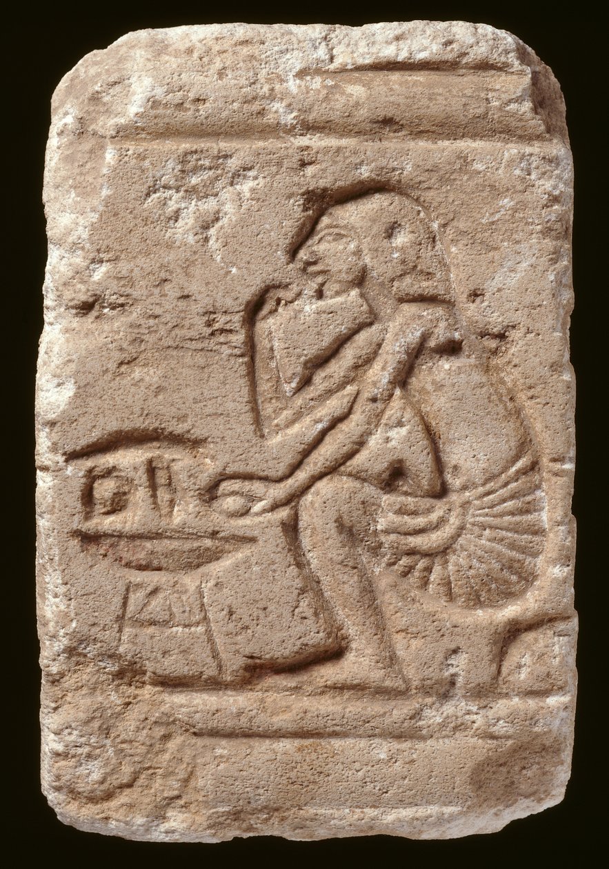 Reliéf muže sedícího vedle stolu, období Amarna (vápenec) od Egyptian