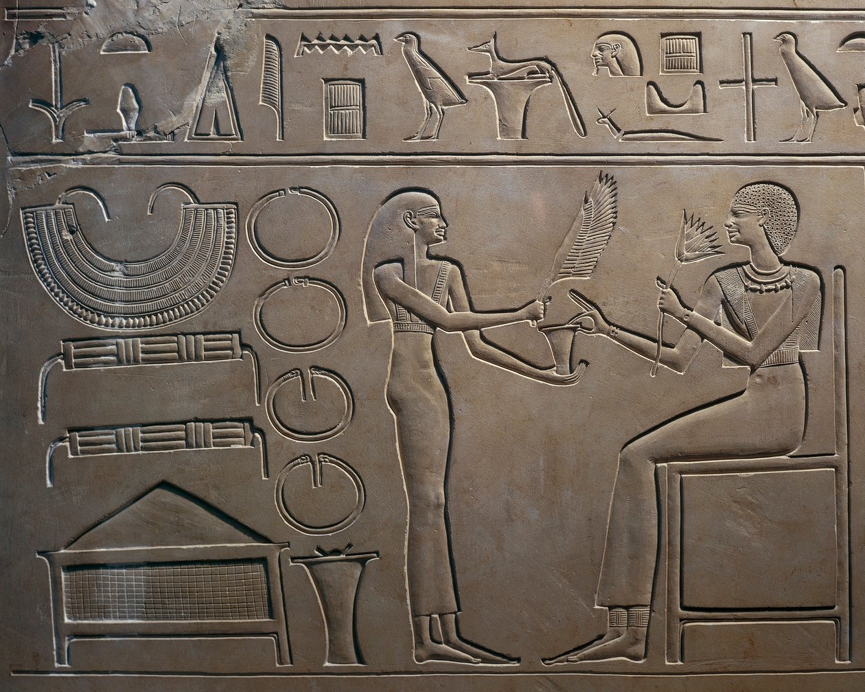 Yksityiskohta helpotuksesta, jossa palvelija näyttää jalokiviä kuningattarelle, kuningatar Kawitin sarkofagista, Mentuhotep II:n temppelistä, Deir el Baharista, Egyptistä od Egyptian 11th Dynasty