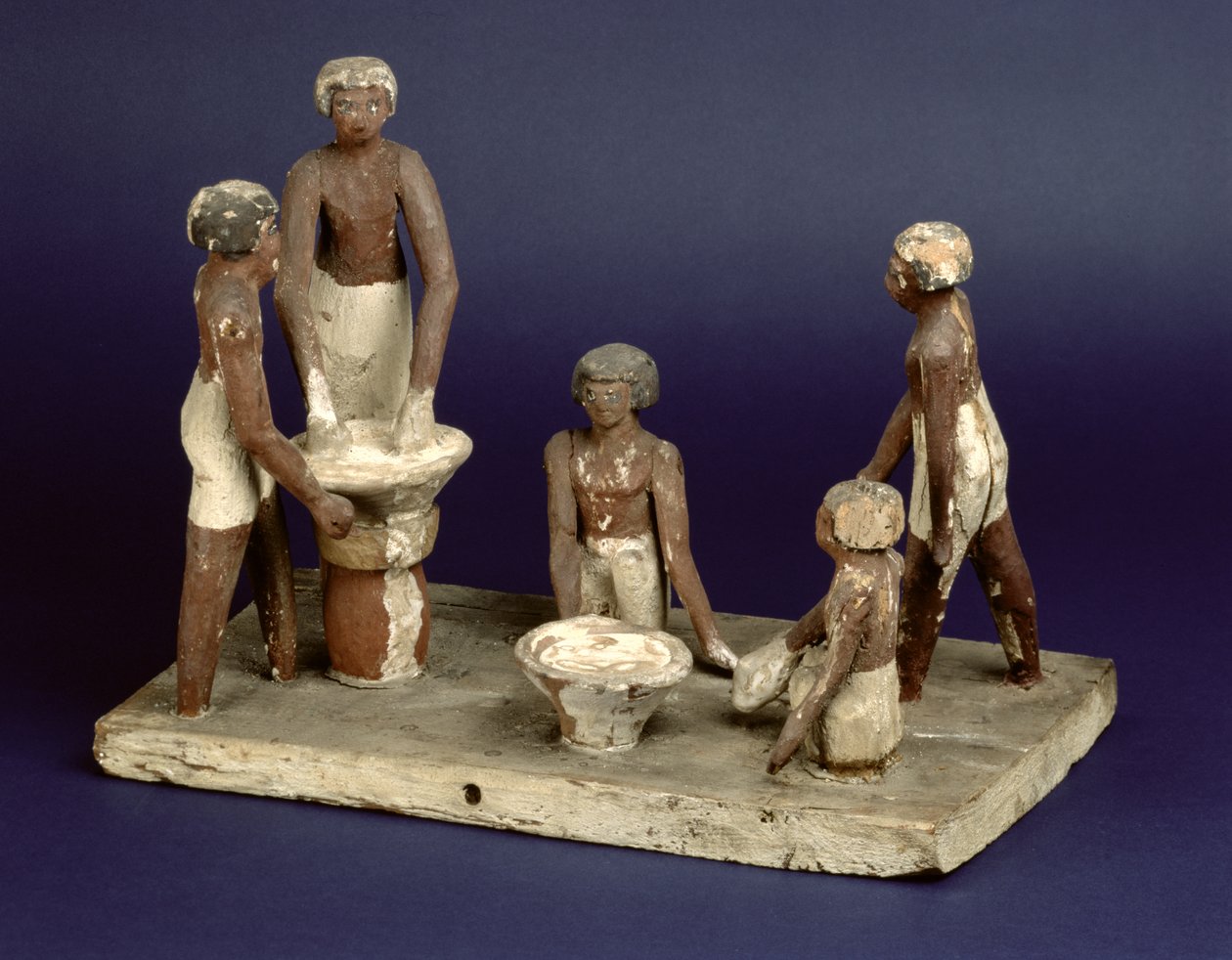 Model pěti mužů vařících pivo, z Beni Hasan, Říše středu, cca 2035-1668 př. n. l. (lakované dřevo) od Egyptian 11th Dynasty