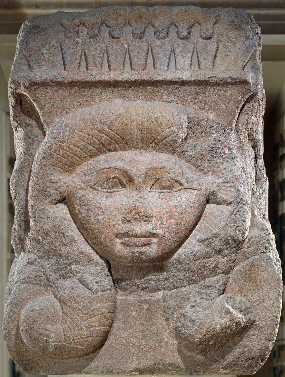Hlavní město s hlavou Hathor uzurpované Osorkonem II (asi 883-855 př. n. l.) z Bubastis, Říše středu (žula) od Egyptian 12th Dynasty