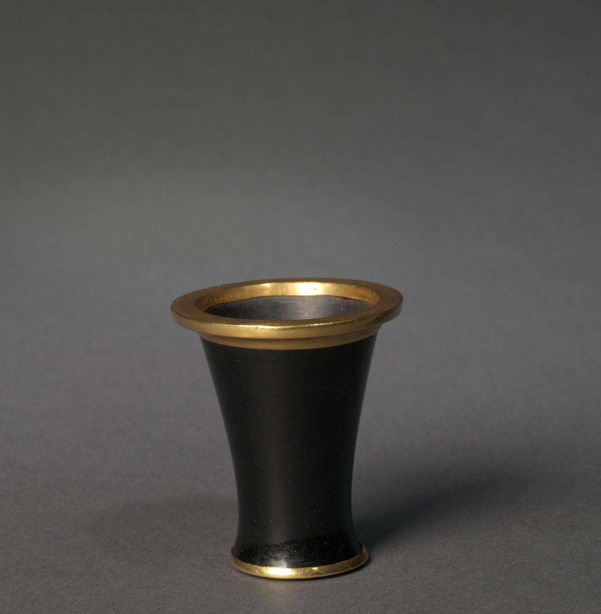 Kosmetická nádoba (kádinka), cca 1859-1814 př. n. l. (obsidián a zlato) od Egyptian 12th Dynasty