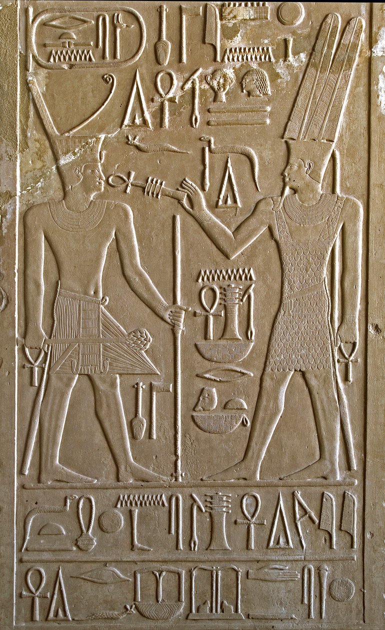Egyptský starověk: hieroglyf zobrazující Sesostris I. přebírající z rukou Amona RA symboly života a zdraví - bílá kaple faraona Sesostris I. (1962-1928 př. n. l.) 12. dynastie, svatyně postavená k poctě bohu Amonovi - muzeum pod širým nebem Ka od Egyptian 12th Dynasty