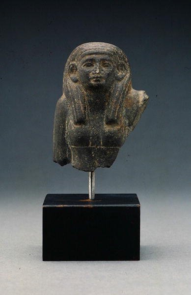 Hlava a ramena ženy ze skupinové sochy, pravděpodobně pohřební dyáda, Říše středu (čedič) od Egyptian 12th Dynasty
