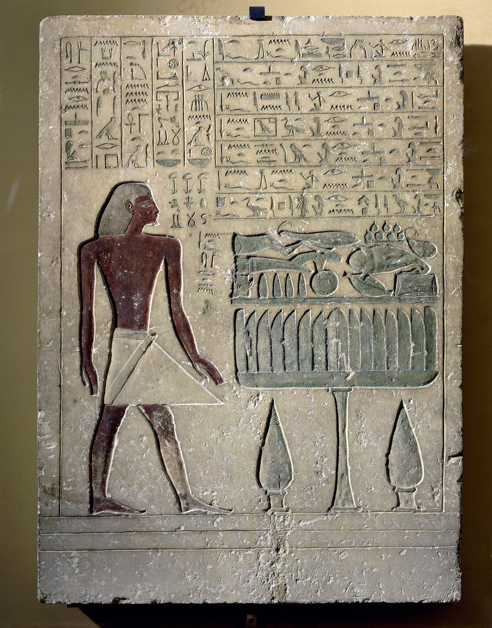 Malovaná vápencová stéla zobrazující Senusreta u jeho obětního stolu od Egyptian 12th Dynasty