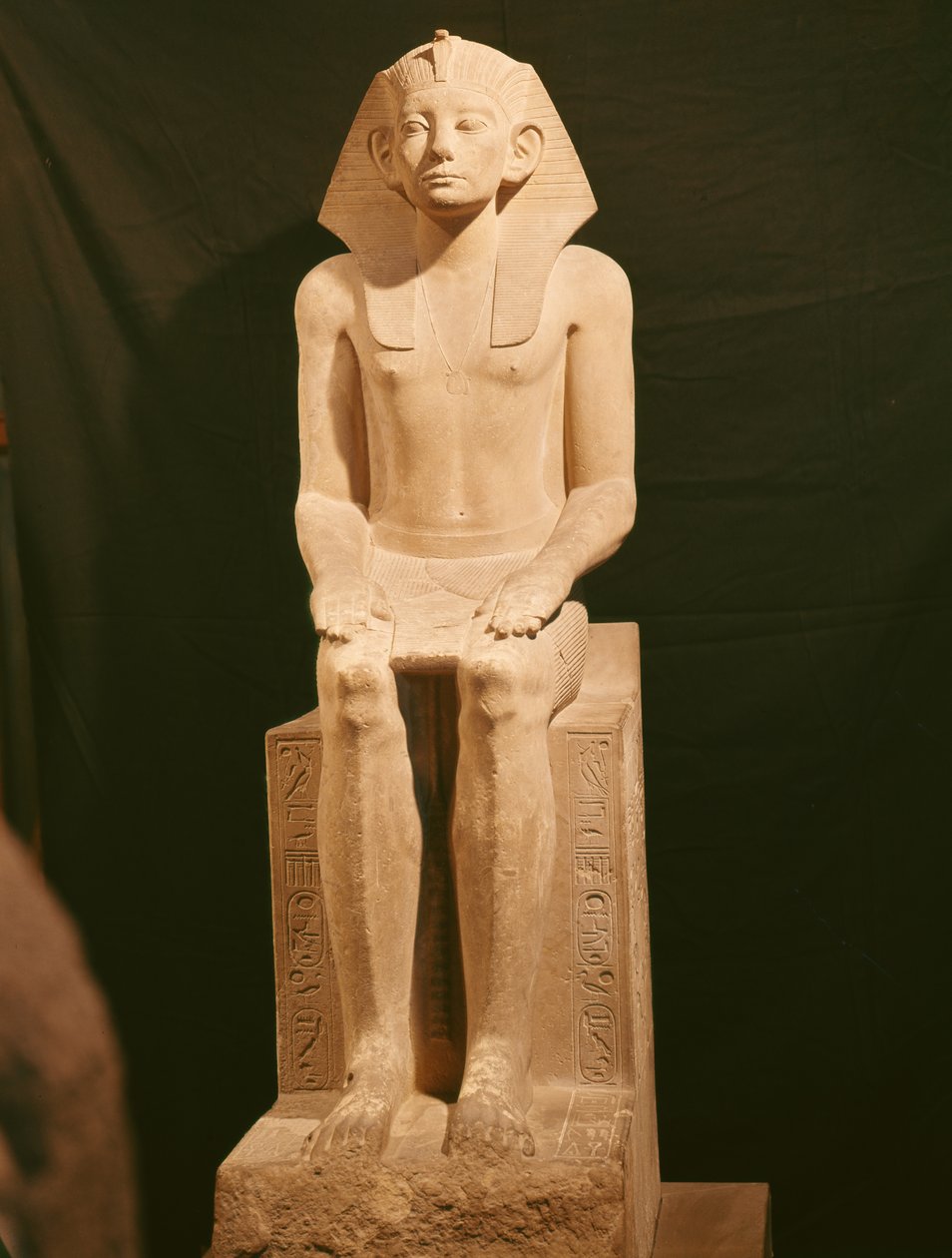 Sedící socha Amenemhat III (1843-1798 př.nl) (vápenec) od Egyptian 12th Dynasty