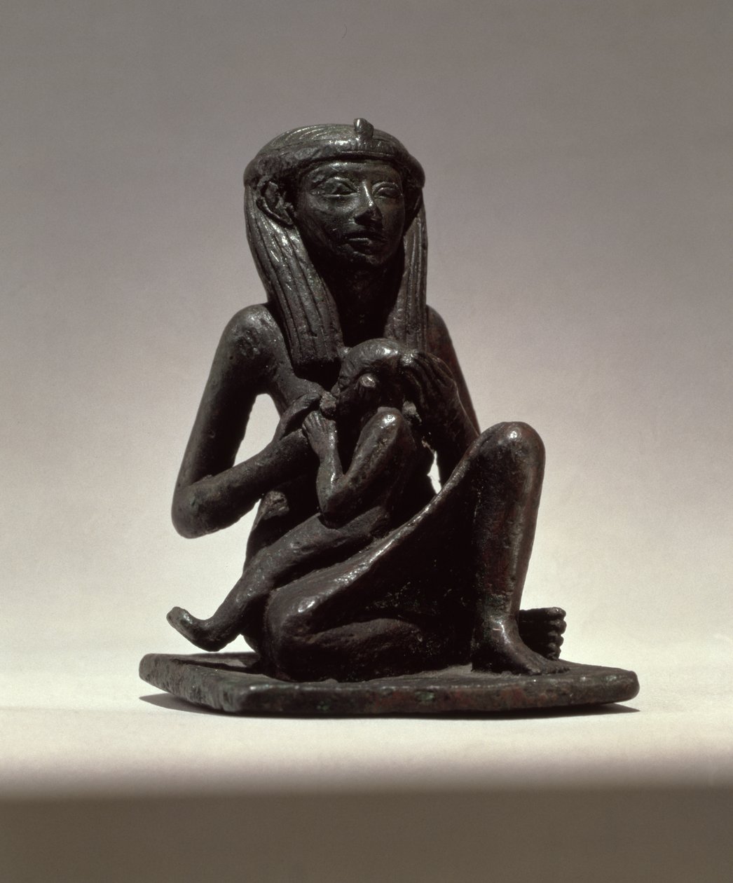 Princezna kojící dítě, možná z Edfu, druhé přechodné období (měď) od Egyptian 13th Dynasty