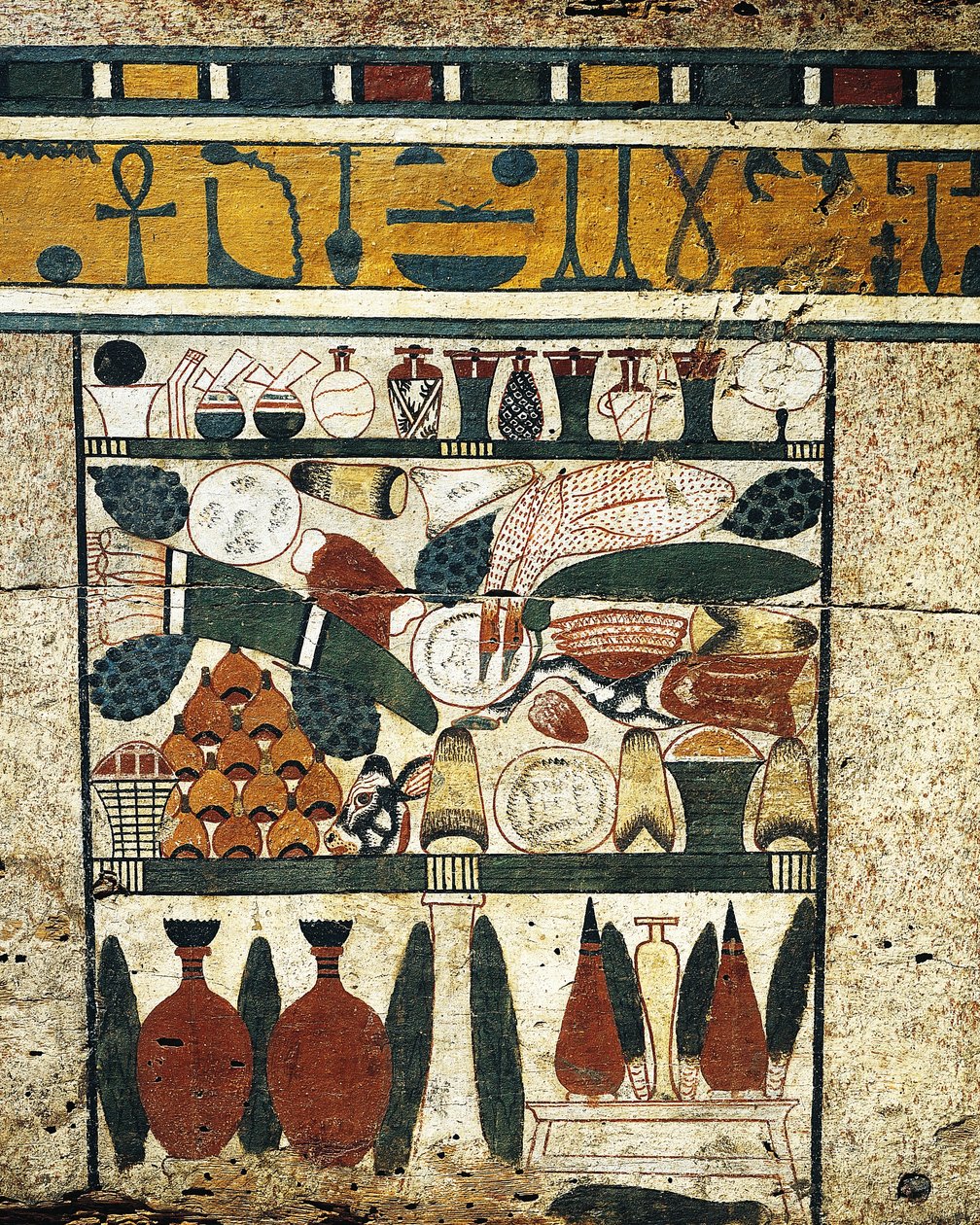 Omítnutý, malovaný detail dřevěné desky s hromadou pohřebních darů ze sarkofágu z Ibi od Egyptian 17th Dynasty