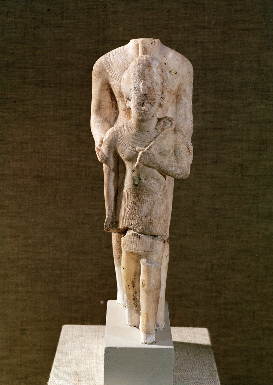 Amon chránící Amenhotepa III (1382-44 př.nl) před Amonovým chrámem v Karnaku (vápenec) od Egyptian 18th Dynasty