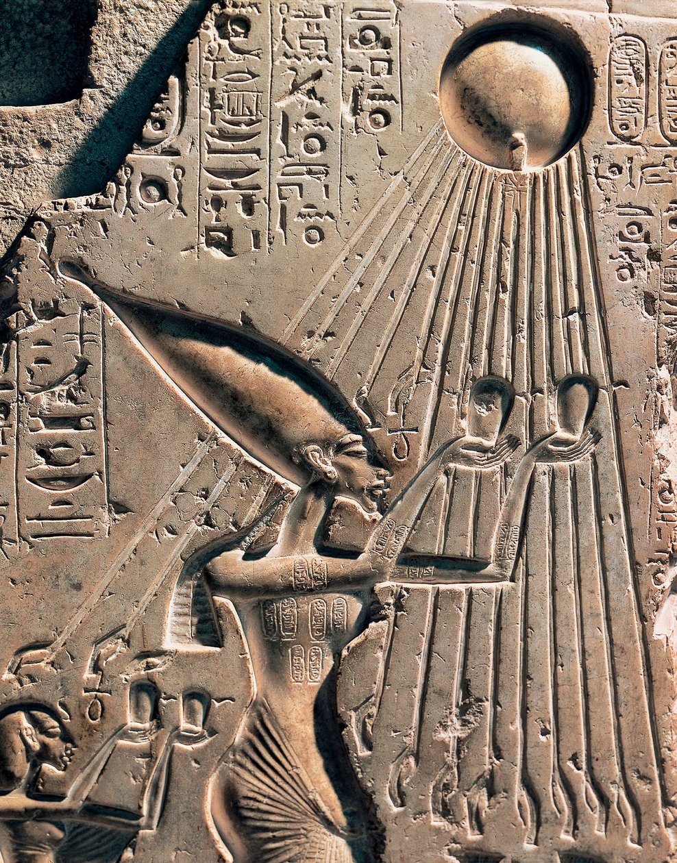 Starověký egyptský starověk: basreliéf zobrazující Amenophise IV (Achnatona nebo Amenhotepa) (1352-1338 př. n. l.) a jeho rodinu vzdávající hold bohu Atonovi. Detail představující faraona. 1364-1347 př. n. l. (vápenec) od Egyptian 18th Dynasty