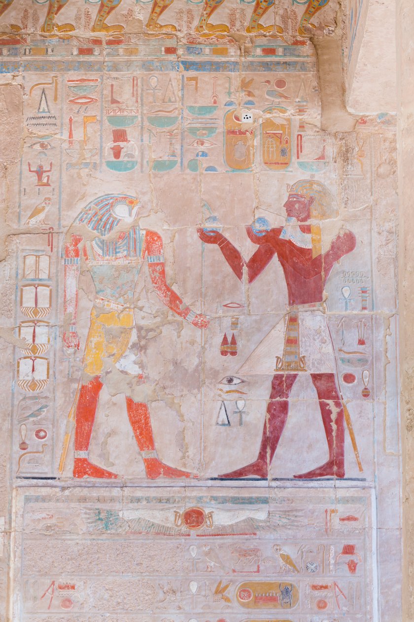 Basreliéfní obraz zobrazující faraona (vpravo) přinášejícího oběti Bohu Horovi, chrám Hatšepsut v Deir Al Bahari, Luxor, Egypt (foto) od Egyptian 18th Dynasty