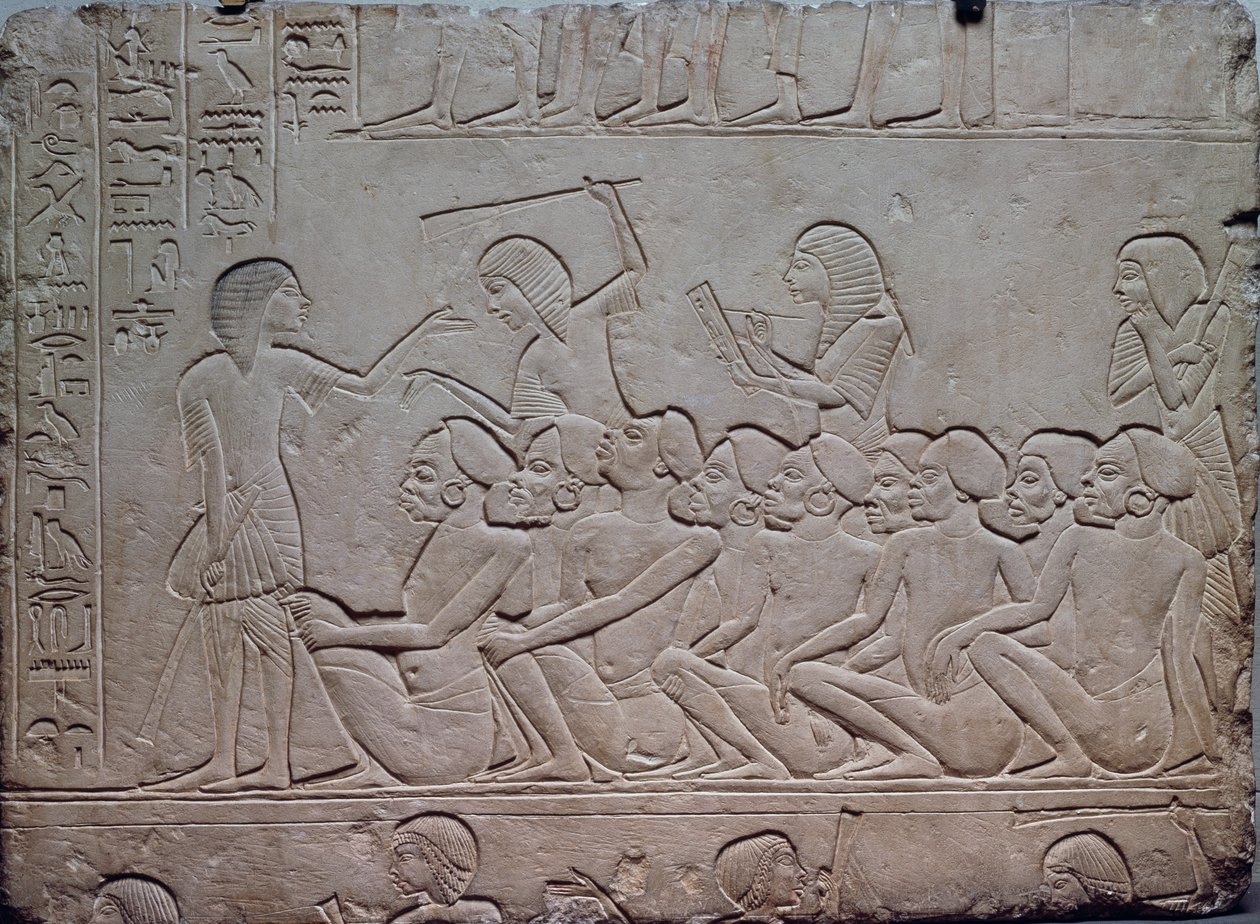 Černí vězni obklopení ozbrojenými strážemi, reliéf z memfidské hrobky Horemheba v Sakkáře, Egyptská civilizace, Nová říše, dynastie XVIII od Egyptian 18th Dynasty