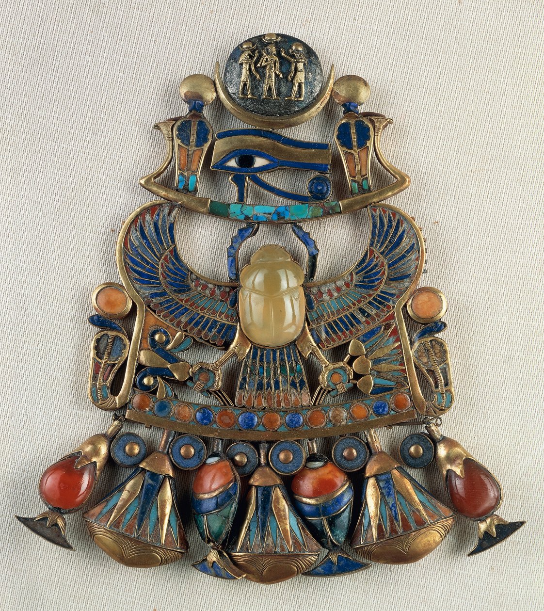 Náprsní štít se slunečními a měsíčními emblémy, z Tutanchamonovy hrobky, Théby, Egypt, Zlatnické umění, Egyptská civilizace, Nová říše, Dynastie XVIII od Egyptian 18th Dynasty