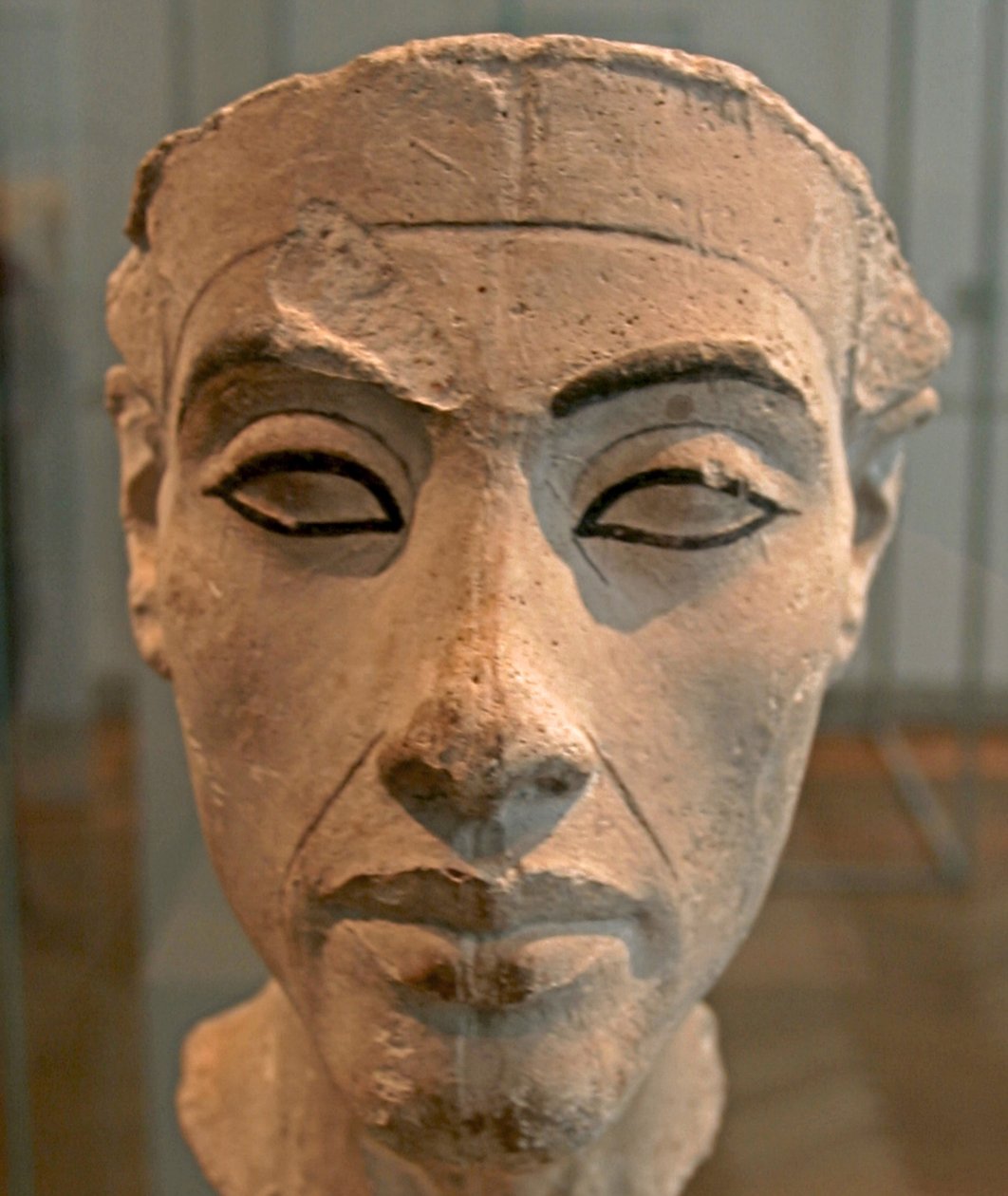 Busta Nefertiti (c1370-c1330 př.nl) Velká královská manželka (hlavní choť) egyptského faraona Achnatona. Nefertiti a její manžel byli známí náboženskou revolucí. Začali uctívat jediného boha, Atona, sluneční kotouč. od Egyptian 18th Dynasty