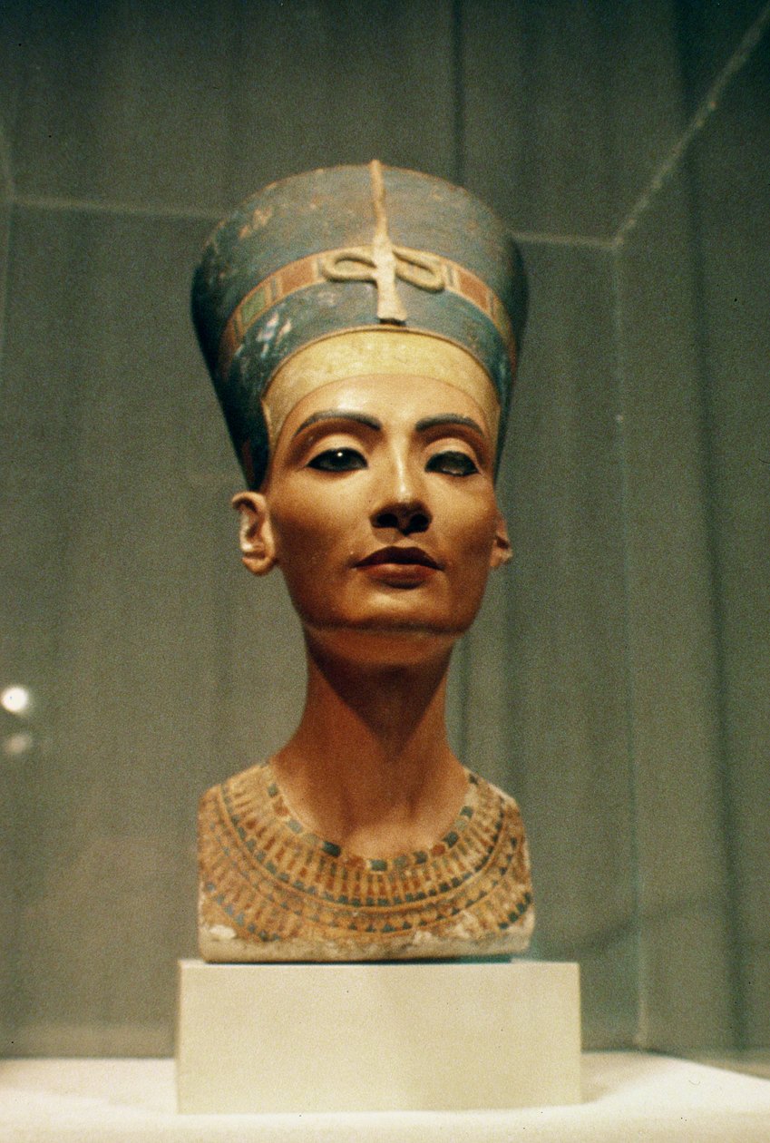 Busta královny Nefertiti, čelní pohled, z ateliéru sochaře Thutmose v Tell el-Amarně (malovaný vápenec) (viz také 114018-20) od Egyptian 18th Dynasty