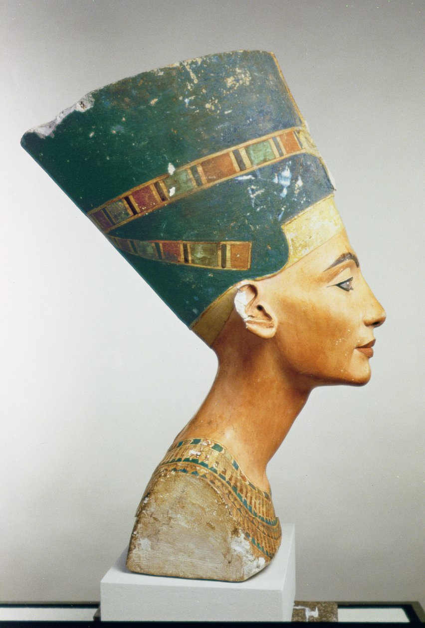 Busta královny Nefertiti, boční pohled, z ateliéru Thutmose v Tell el-Amarna (malovaný vápenec) (viz také 114018 & 114019) od Egyptian 18th Dynasty