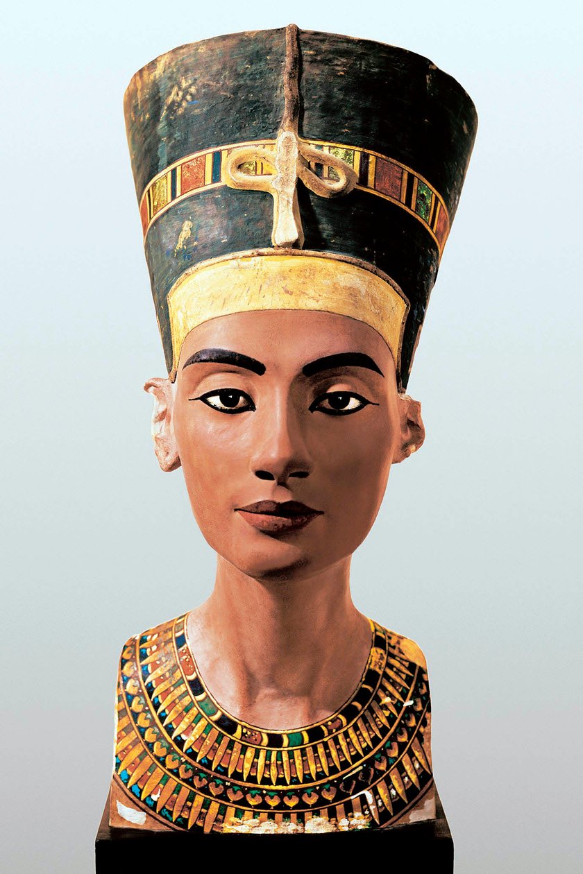 Busta egyptské královny Nefertiti (1353-1336 př.nl), manželky faraona Amenophise IV. Achnatona od Egyptian 18th Dynasty
