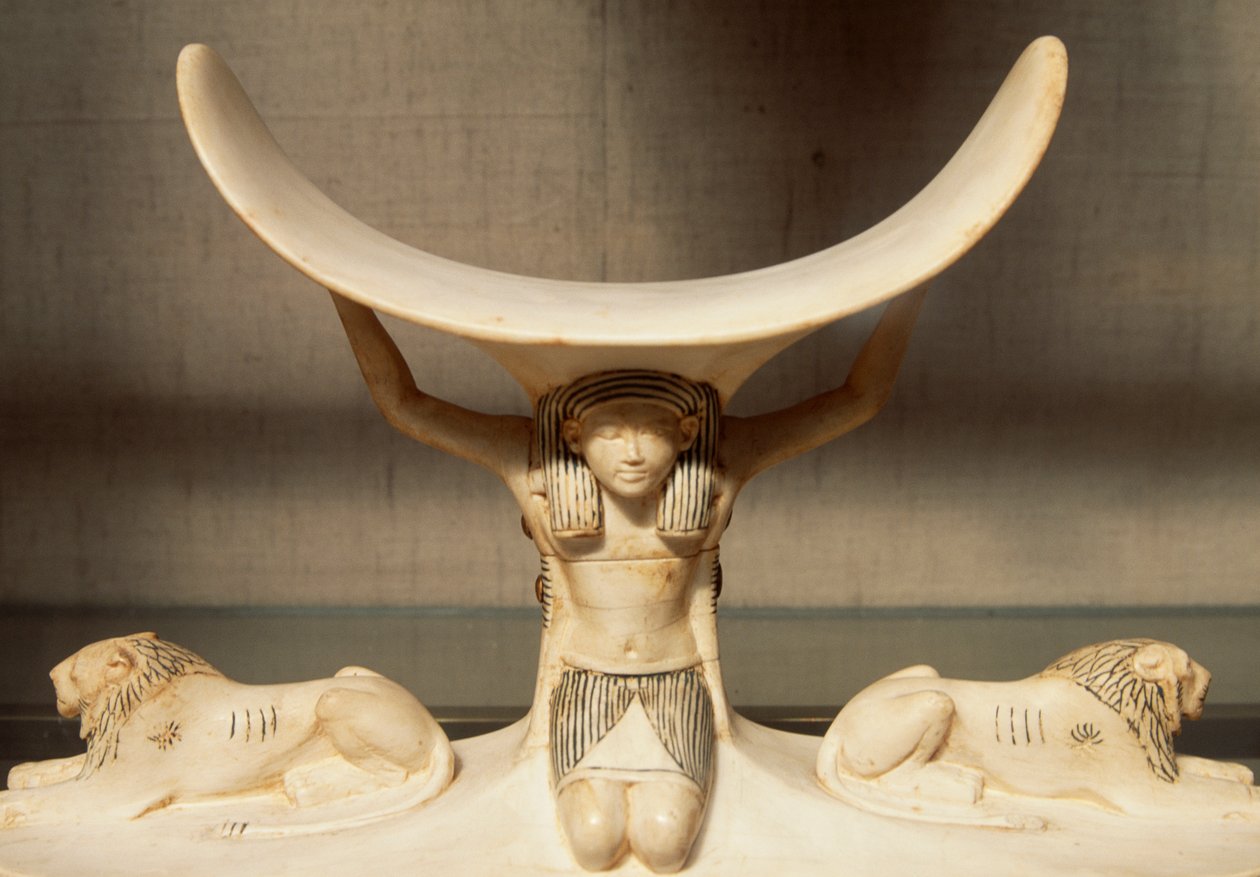 Vyřezávaná opěrka hlavy ze slonoviny podporovaná Shu, zosobnění vzduchu, z hrobky Tutanchamona, egyptská civilizace, dynastie XVIII. od Egyptian 18th Dynasty