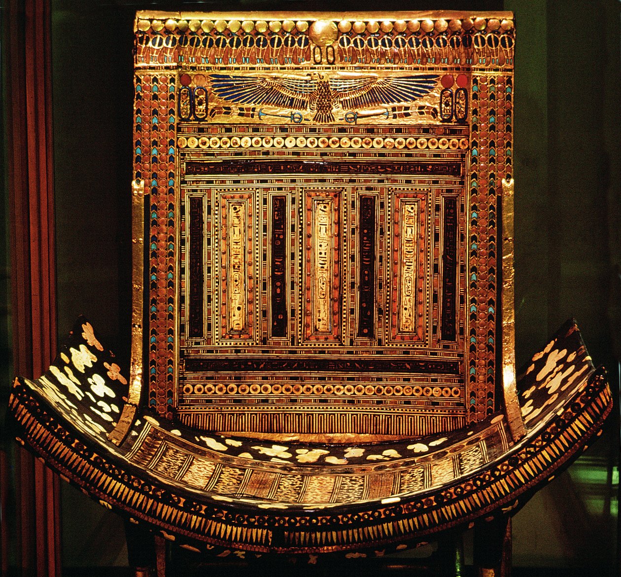 Ceremoniální křeslo Tutanchamona, detail zakřiveného sedadla a opěradla, Nová říše, cca 1325 př. n. l. (zlacené a vykládané dřevo) (detail 59232) od Egyptian 18th Dynasty