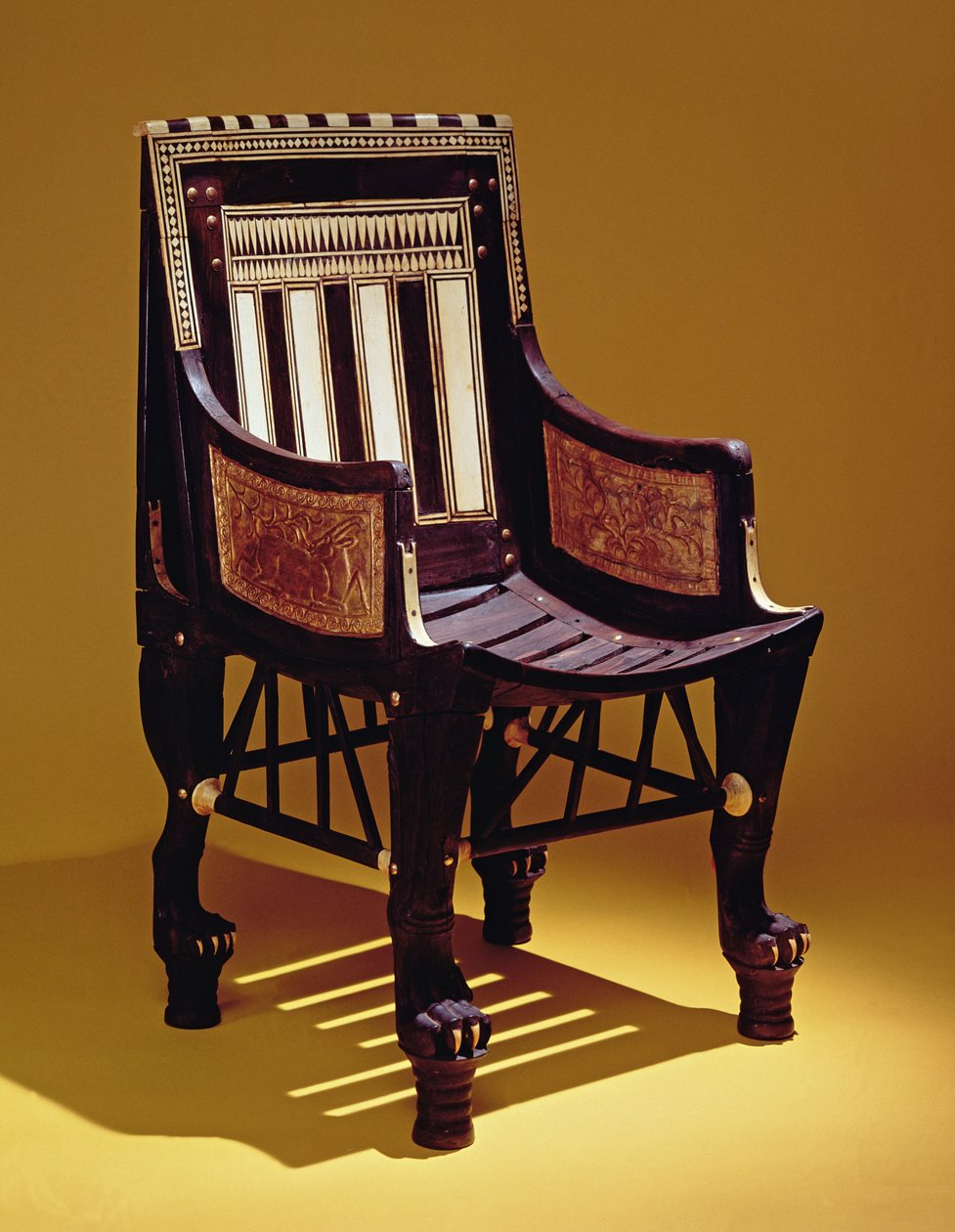 Dětská židle, z hrobky Tutanchamona, Nová říše (dřevo s intarziemi ze slonoviny) od Egyptian 18th Dynasty