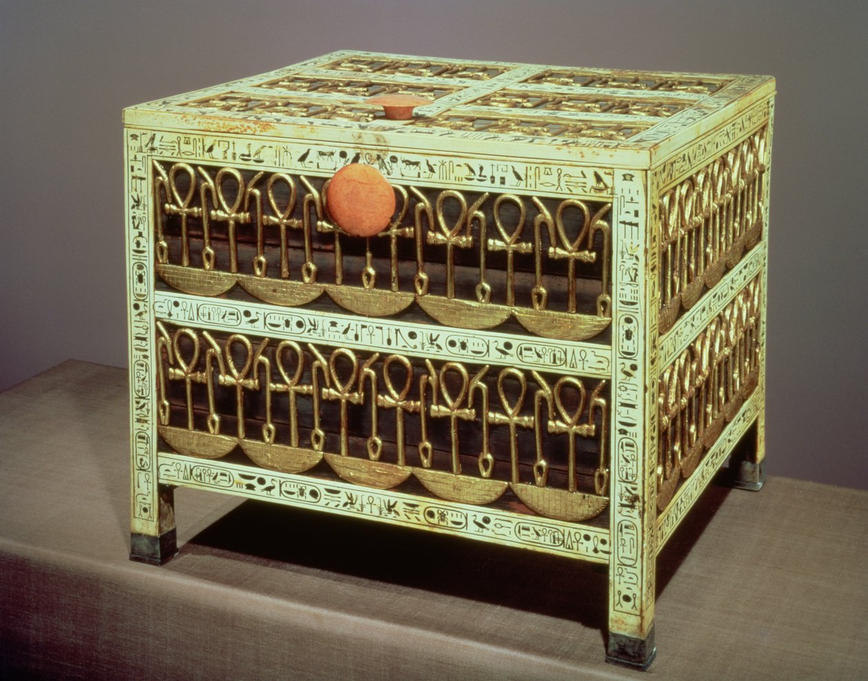Pokladna z pokladnice hrobky Tutanchamona (asi 1370-52 př.nl) Nová říše (dřevo a slonovina s aplikovaným zlatem a stříbrem) od Egyptian 18th Dynasty